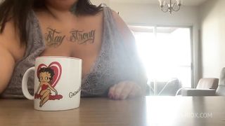 Bbw Tomando Cafe Exibindo Os Peitos E Cuzinho Mary Jhuana