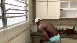 VI MINHA VIZINHA GOSTOSA PELA JANELA NAO RESISTI E EMPURREI O MASTRO NELA EM CIMA DA MAQUINA DE LAVAR
