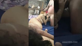 SURUBA NA CASA DE AMIGOS DOIS HOMENS PARA TRES MULHERES