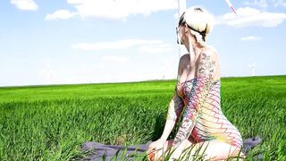 THIS SEXY BITCH IS GREAT AT SUCKING A BIG DICK AND FUCKING IN NATURE AND GETTING A SIMULTANEOUS ORGASM WITH CUM ON HER ASS