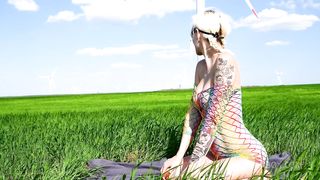 THIS SEXY BITCH IS GREAT AT SUCKING A BIG DICK AND FUCKING IN NATURE AND GETTING A SIMULTANEOUS ORGASM WITH CUM ON HER ASS