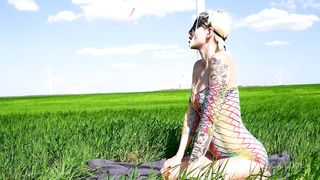 THIS SEXY BITCH IS GREAT AT SUCKING A BIG DICK AND FUCKING IN NATURE AND GETTING A SIMULTANEOUS ORGASM WITH CUM ON HER ASS