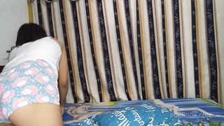 ENCUENTRO LA ESPOSA DE MI HERMANASTRO LIMPIANDO SU HABITACION, ESTA EN ROPITA INTERIOR, LISTA Y CALIENTICA PARA QUE ME LA FOLLE