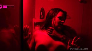 SEXO GOSTOSO NO BANHEIRO COM NEGAO SAFADO, NOVINHA TRANSANDO NO BANHEIRO E TOMANDO LEITINHO