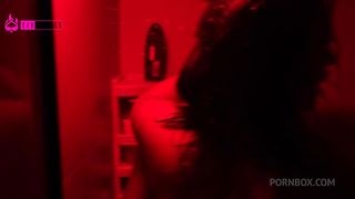 SEXO GOSTOSO NO BANHEIRO COM NEGAO SAFADO, NOVINHA TRANSANDO NO BANHEIRO E TOMANDO LEITINHO