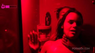 SEXO GOSTOSO NO BANHEIRO COM NEGAO SAFADO, NOVINHA TRANSANDO NO BANHEIRO E TOMANDO LEITINHO