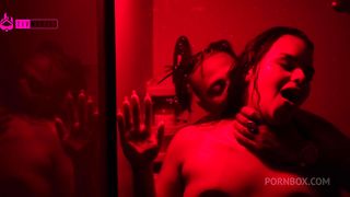 SEXO GOSTOSO NO BANHEIRO COM NEGAO SAFADO, NOVINHA TRANSANDO NO BANHEIRO E TOMANDO LEITINHO