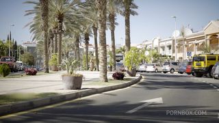 GOLD DIGGER ALYSSIA GETS FUCKED BY A BIG SHOT !