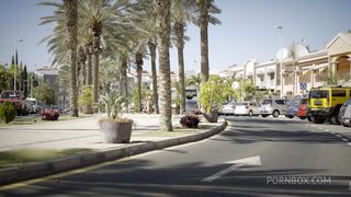 GOLD DIGGER ALYSSIA GETS FUCKED BY A BIG SHOT !