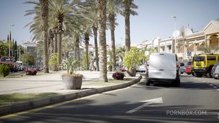 GOLD DIGGER ALYSSIA GETS FUCKED BY A BIG SHOT !