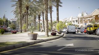 GOLD DIGGER ALYSSIA GETS FUCKED BY A BIG SHOT !