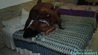 COMENDO MULHER DO AMIGO NA CAMA DELE NO ESCURO