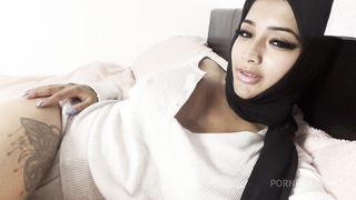 HORNY HOEJABI TOUCHING HERSELF IN PJS