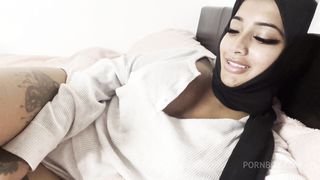 HORNY HOEJABI TOUCHING HERSELF IN PJS