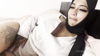 HORNY HOEJABI TOUCHING HERSELF IN PJS