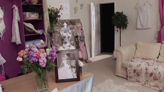 A BIG-DICKED DUDE HAS HIS COCK SUCKED