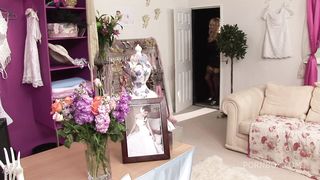 A BIG-DICKED DUDE HAS HIS COCK SUCKED