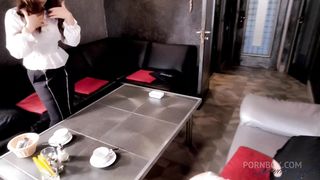 THE WAITRESS SAW THE BORED GUEST, BROUGHT TEA AND SEDUCED THE GUY