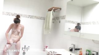 Vanille goute pour la premiere fois a la queue de son pervers de coloc!