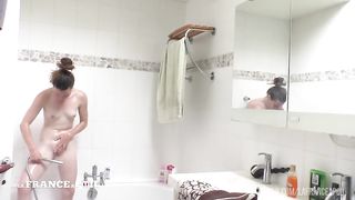 Vanille goute pour la premiere fois a la queue de son pervers de coloc!