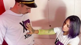 O popeye fez a morenas mamar no seu charuto