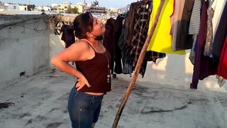 NOS DESCUBRIO LA VECINA COGIENDO EN LOS TENDEDEROS