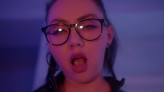 DISSOLUTE LADY PEGGING HER GUY S AND GETS CUMSHOT.