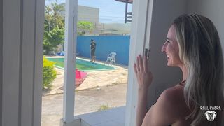 LOIRA PUTINHA DEU A BUCETA PARA O LIMPADOR DE PISCINA ENQUANTO O MARIDO CORNO FOI NO MERCADO
