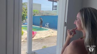 MARIDO SAI DE CASA E ESPOSA LOIRA INFIEL DEU A BUCETA PARA O PISCINEIRO