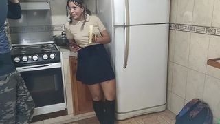 COLEGIALA BIEN CALIENTE SEDUCE A SU PADRASTRO Y TERMINA FOLLANDOLA EN LA COCINA