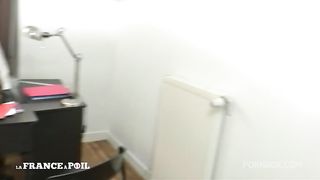 Une prof craque sur un de ses eleves et lui offre un cours d'education sexuelle!