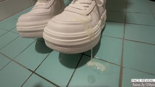 I DID A SQUIRT SHOW IN MAC TOILET. NOW I HAVE TO GO HOME WET.