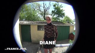 Diane recoit un futur locataire et teste son potentiel avec une bonne sodomie!