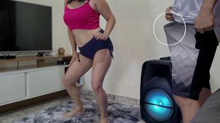 MINHA LINDA ENTEADA DANCANDO E ESTOU OBCECADO EM TRANSAR COM ELA SEM CAMISINHA