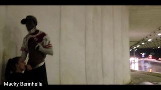 FLAGA MORENA CHUPANDO DESCONHECIDO EM TUNEL NO CENTRO DE SAO PAULO