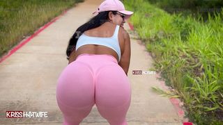 PUTA CASADA FAZENDO SUA CAMINHADA MATINAL COM LEGGING MARCANDO BEM A BUCETA (CAMELTOE) E SE EXIBINDO PARA OS MACHOS