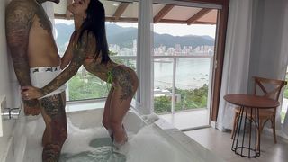 FUDENDO MUITO DE NA JACUZZI DE FRENTE PARA O MAR - COMPLETO