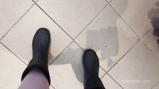 Perfect big ass in a public store