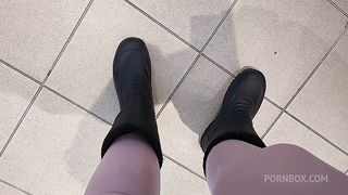 Perfect big ass in a public store