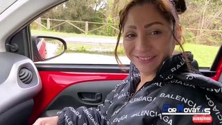 PORNOVATAS - ESCENA COMPLETA! MADRE LATINA SE SUBE EN EL COCHE PARA FOLLAR CON UN FAN