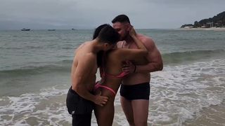 ENCONTREI DOIS GOSTOSOS NA PRAIA E FIQUEI COM TANTO TESAO QUE DEI ALI MESMO PRA ELES!!