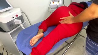 LE PAGO 100 DOLARES A ENFERMERA PARA MASAJEAR SU GRAN CULO, TERMINA HACIENDO SQUIRT