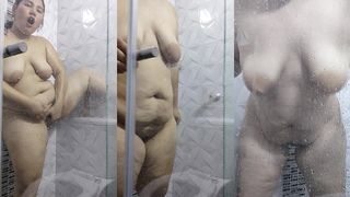 CHLOE GETS HORNY WHILE TAKING A SHOWER PT 2