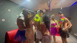 O BAILE DE CARNAVAL FOI UMA PUTARIA GERAL, TODO MUNDO TRANSANDO, MUITA BUCETA E ROLA! COMPLETO