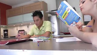 Trio FFM pour une mere de famille nymphomane!