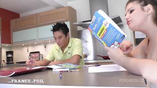 Trio FFM pour une mere de famille nymphomane!