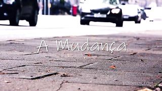 My friend helped me with my move and I gave him my pussy to say thanks. - Oscar Luz e Lunna Real