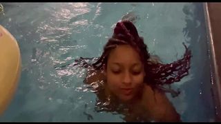 NA PISCINA DO MOTEL GANHANDO AQUELA MAMADA DA NEGRA SEXY