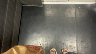 MULHER PEGA NO FLAGRA SEU MARIDO COM A SUA AMIGA TRANS