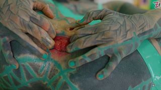 TATTOOED HIPPIE ANAL LOVER STRETCHING HER ANAL AND PUSHES OUT HER PROLAPSE AND GETS FUCKED BY A BIG DICK